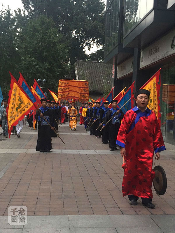 南新仓“草根皇帝巡街，祈福国运昌盛”活动