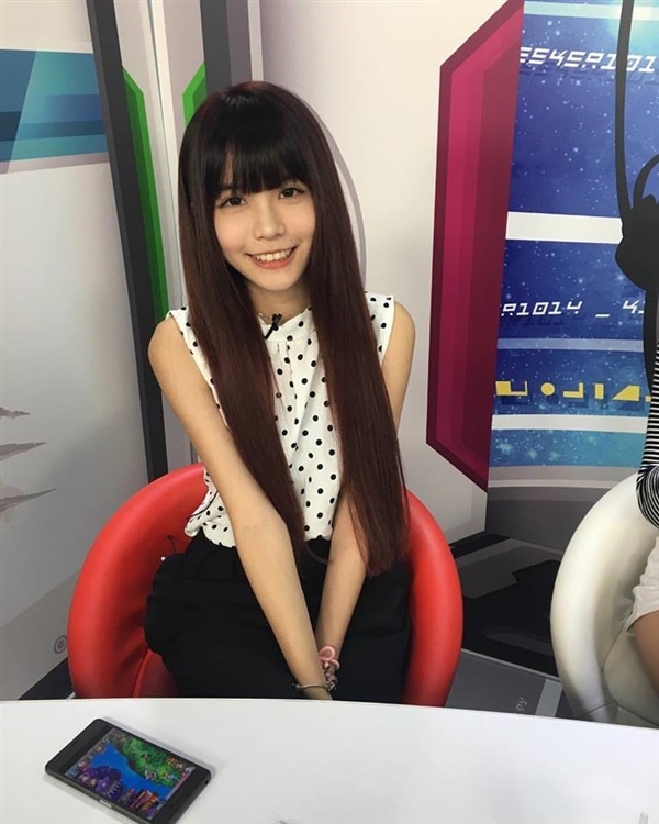 台湾LOL女主播晒性感私照：黑丝美腿太诱人