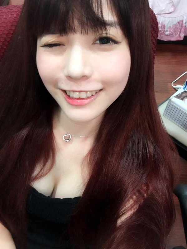 台湾LOL女主播晒性感私照：黑丝美腿太诱人