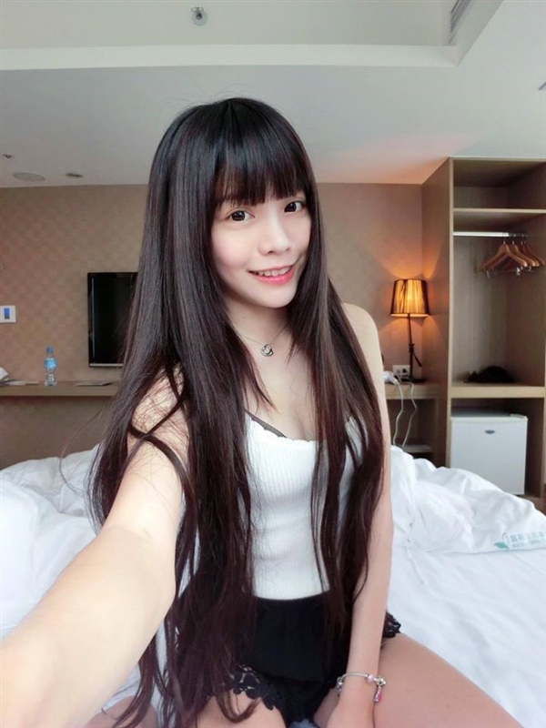 台湾LOL女主播晒性感私照：黑丝美腿太诱人