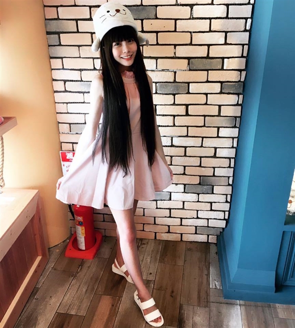 台湾LOL女主播晒性感私照：黑丝美腿太诱人