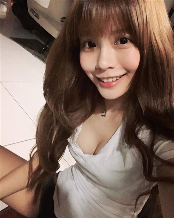 台湾LOL女主播晒性感私照：黑丝美腿太诱人