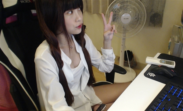 台湾LOL女主播晒性感私照：黑丝美腿太诱人