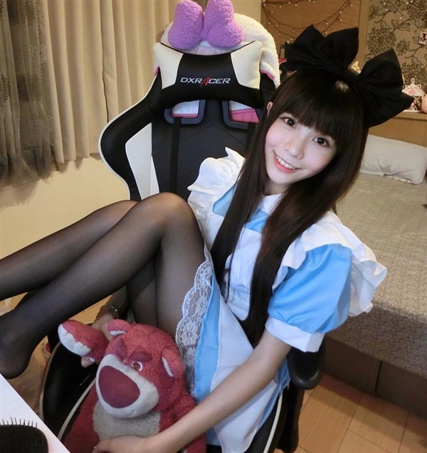 台湾LOL女主播晒性感私照：黑丝美腿太诱人