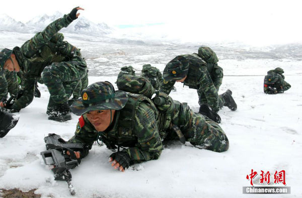 川西高原武警官兵雪地展开捕歼等训练
