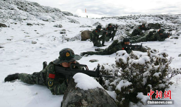 川西高原武警官兵雪地展开捕歼等训练