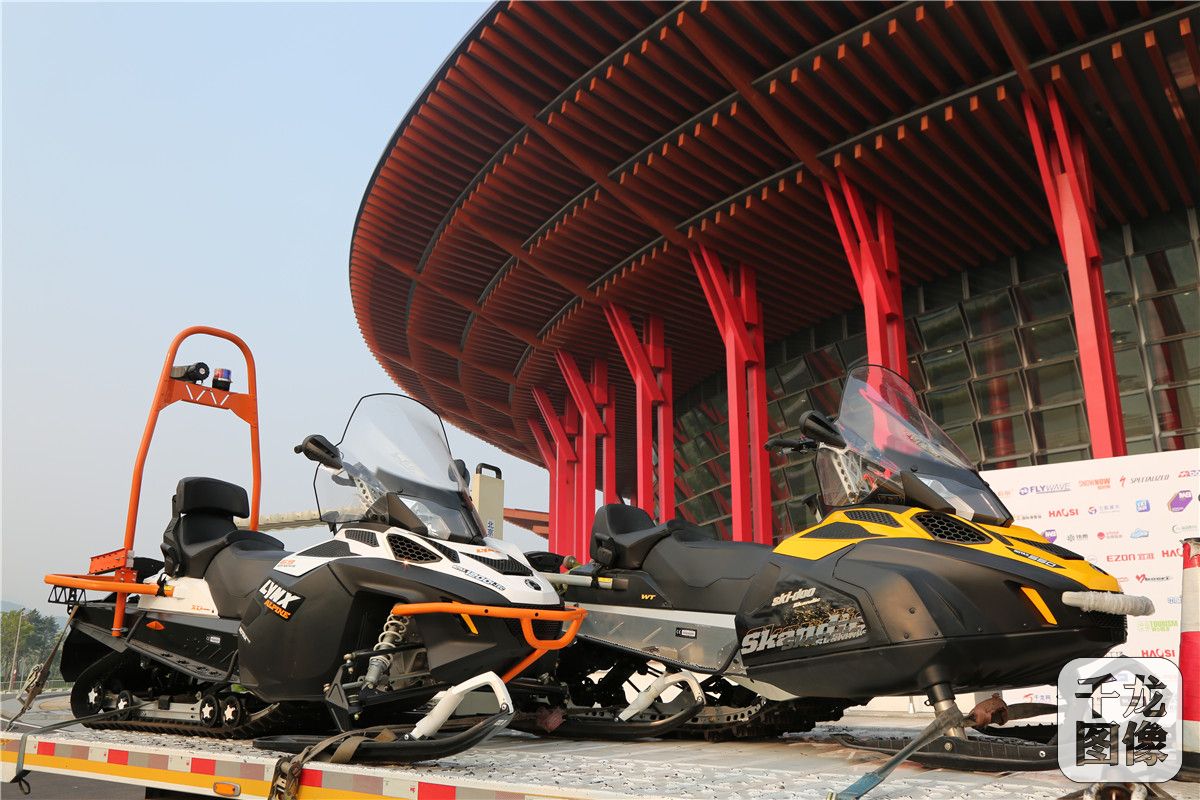 2016中国国际冬季体育产业大会暨展览会将于9月23-25日在北京雁栖湖国际会展中心举办。图为被送至场馆的雪地摩托。千龙网 张龙摄