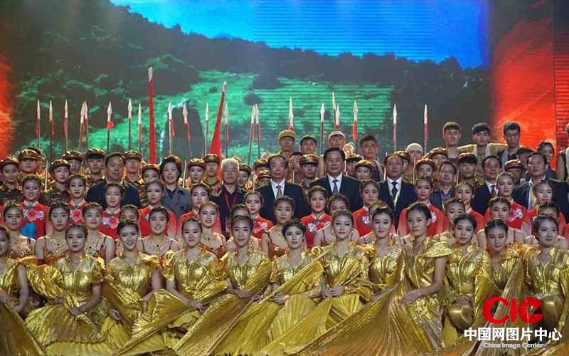 各级领导与演出人员合影