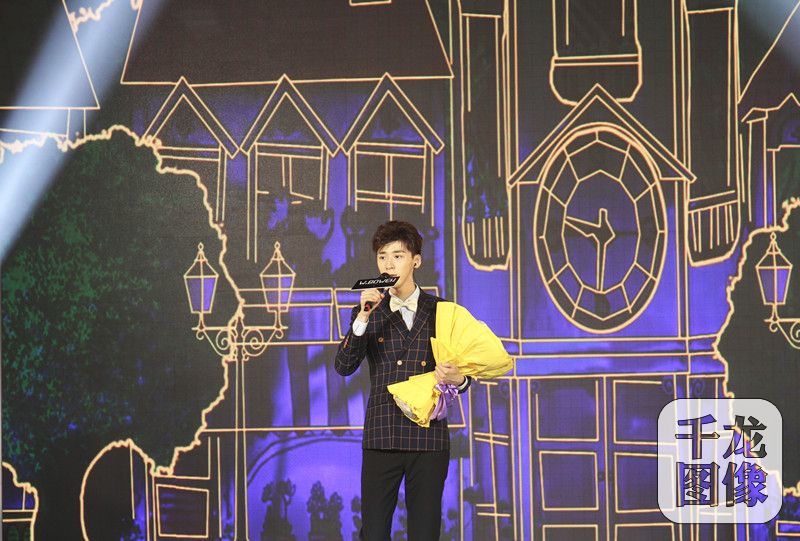 王博文现场演唱新作《星空下的秘密》 并带来《我想你永远不会知道》全球首唱 - 复件