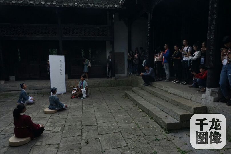 全国网媒“国学热在贵州”阳明文化采风行记者参观阳明洞，体验阳明文化。千龙网记者 张静摄。