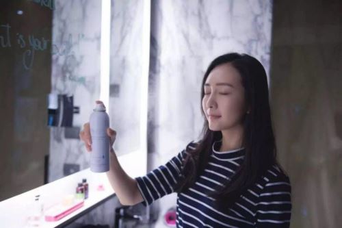 王鸥直播米兰时装周闺房 大曝美帕喷雾护肤秘