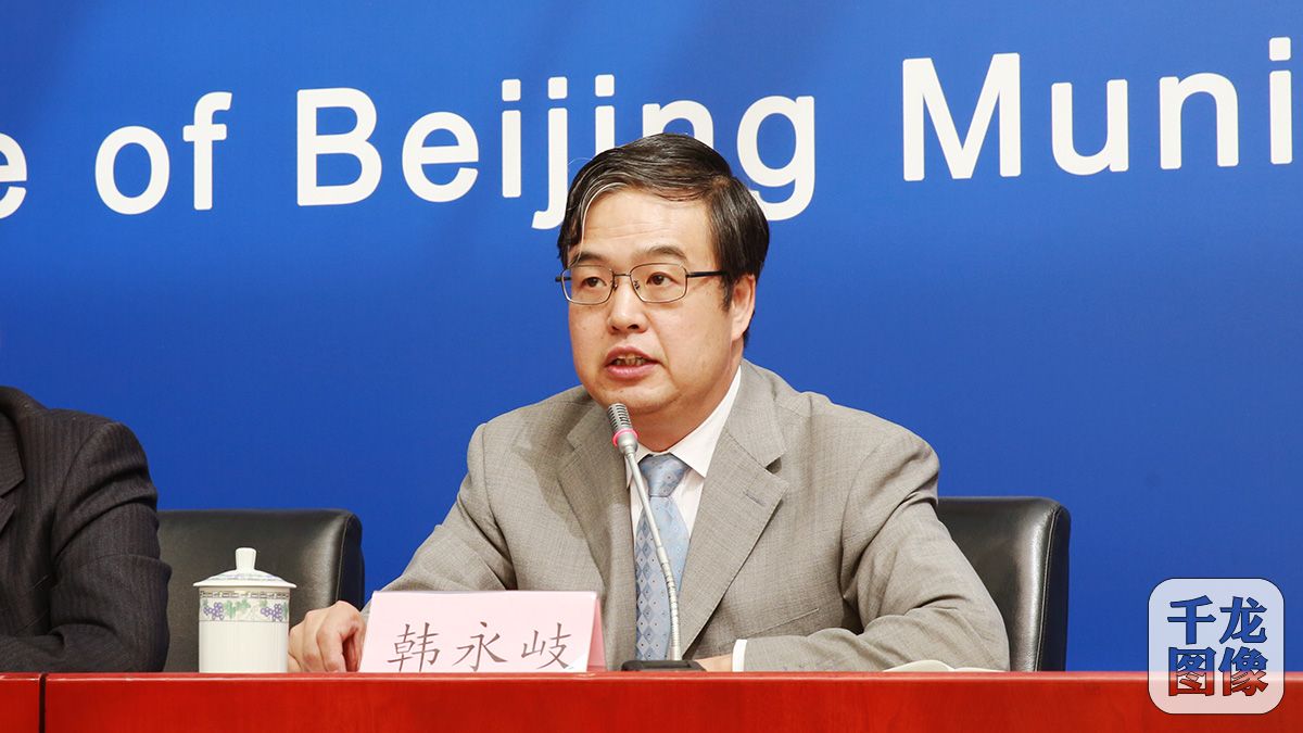 北京市环保局水环境管理处处长韩永岐回答记者问题。