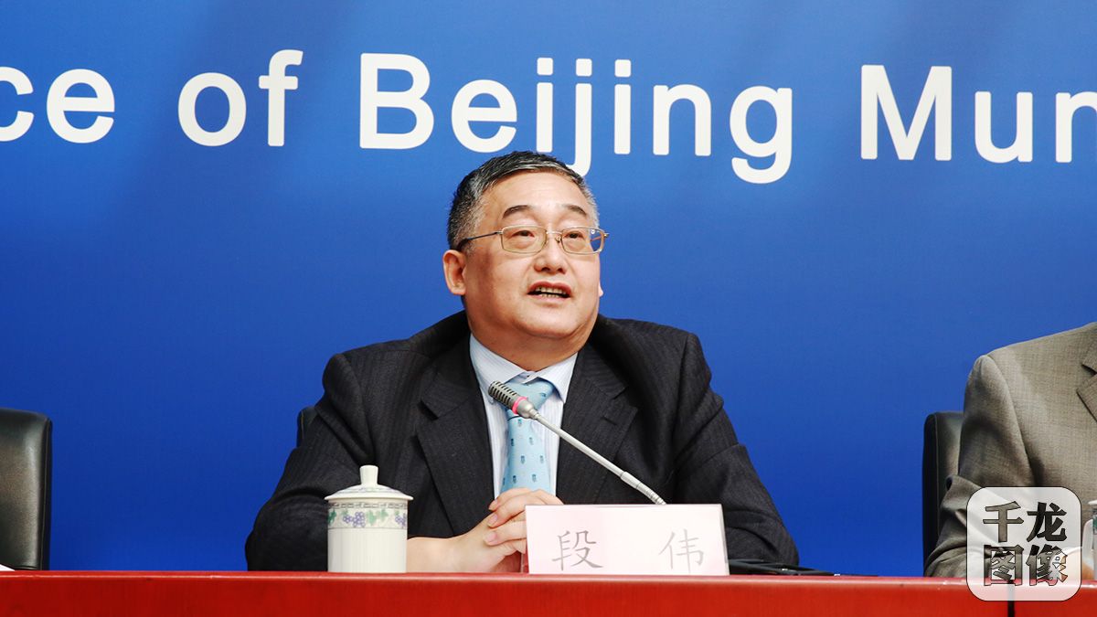 北京市水务局总工程师段伟回答记者问题。