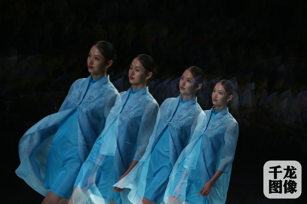 2016北京时装周上，京工集团旗下“伊里兰”品牌以“蕙 兰”为主题向业界及市场发布“四季”女装产品。