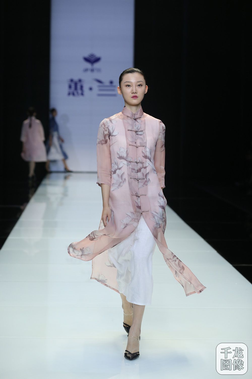 2016北京时装周上，京工集团旗下“伊里兰”品牌以“蕙 兰”为主题向业界及市场发布“四季”女装产品。