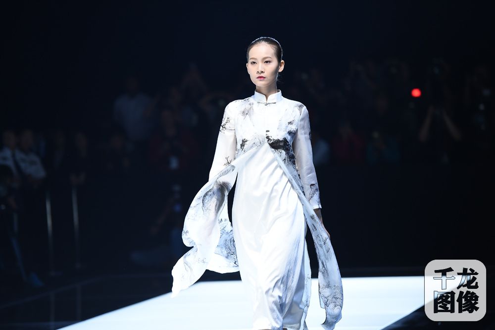 2016北京时装周上，京工集团旗下“伊里兰”品牌以“蕙 兰”为主题向业界及市场发布“四季”女装产品。