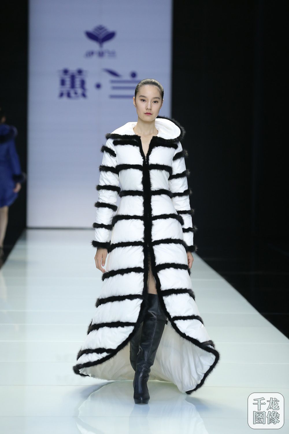 2016北京时装周上，京工集团旗下“伊里兰”品牌以“蕙 兰”为主题向业界及市场发布“四季”女装产品。