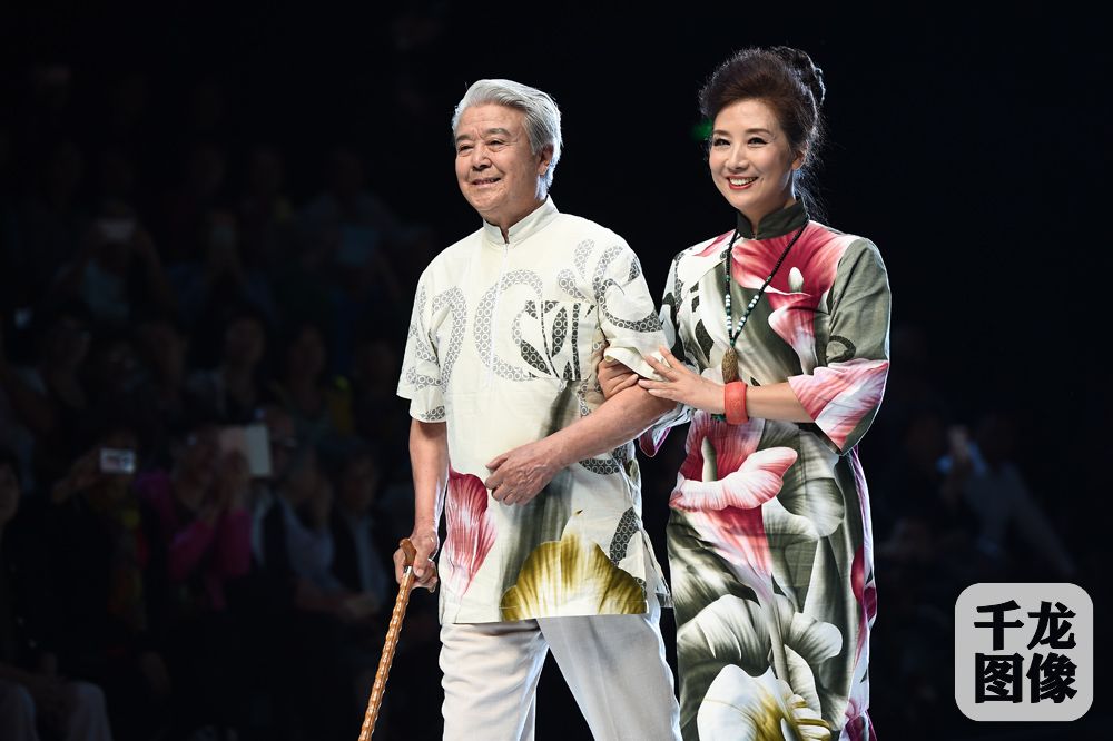 2016北京时装周50岁以上的中老年模特时尚专场开启。伴着音乐，踏着节拍，一个个身着中式旗袍、披上传统礼服，身材曼妙、端庄美丽的模特们走上T台。
