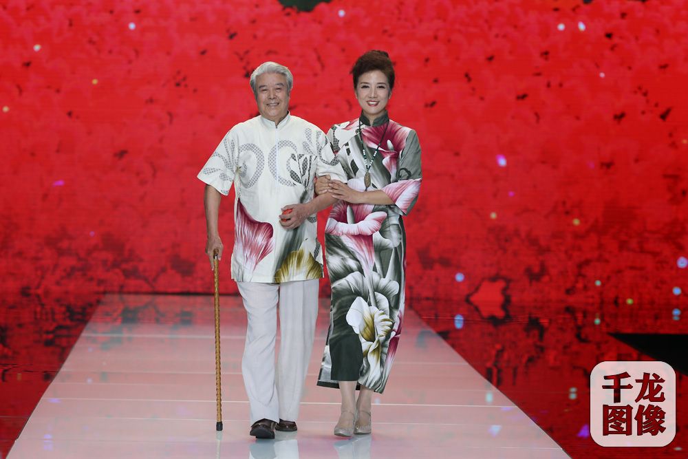 2016北京时装周举办50岁以上的中老年模特时尚专场。伴着音乐，踏着节拍，一个个身着中式旗袍、披上传统礼服，身材曼妙、端庄美丽的模特们走上T台。