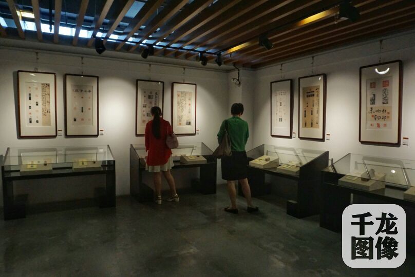 与会嘉宾参观两岸名家书法篆刻展。千龙网记者张静摄-1