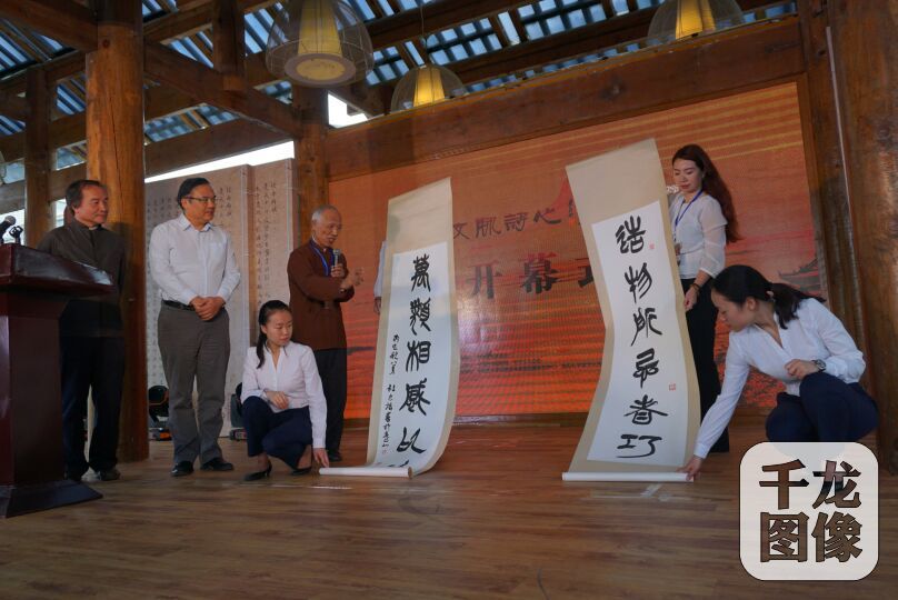 两岸汉字艺术节开幕式上，台湾艺术家向此次活动赠予书法作品。千龙网记者 张静摄