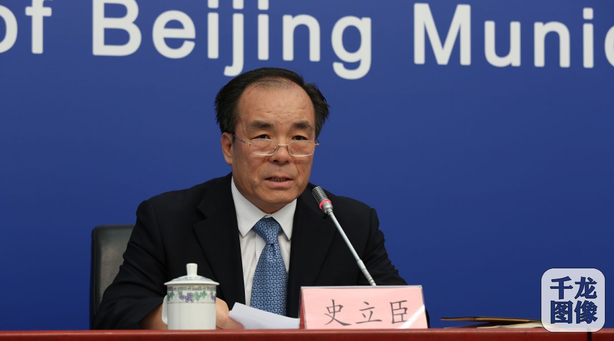 北京市侨办副主任、新闻发言人史立臣介绍第二届北京市华侨华人“京华奖”有关情况。