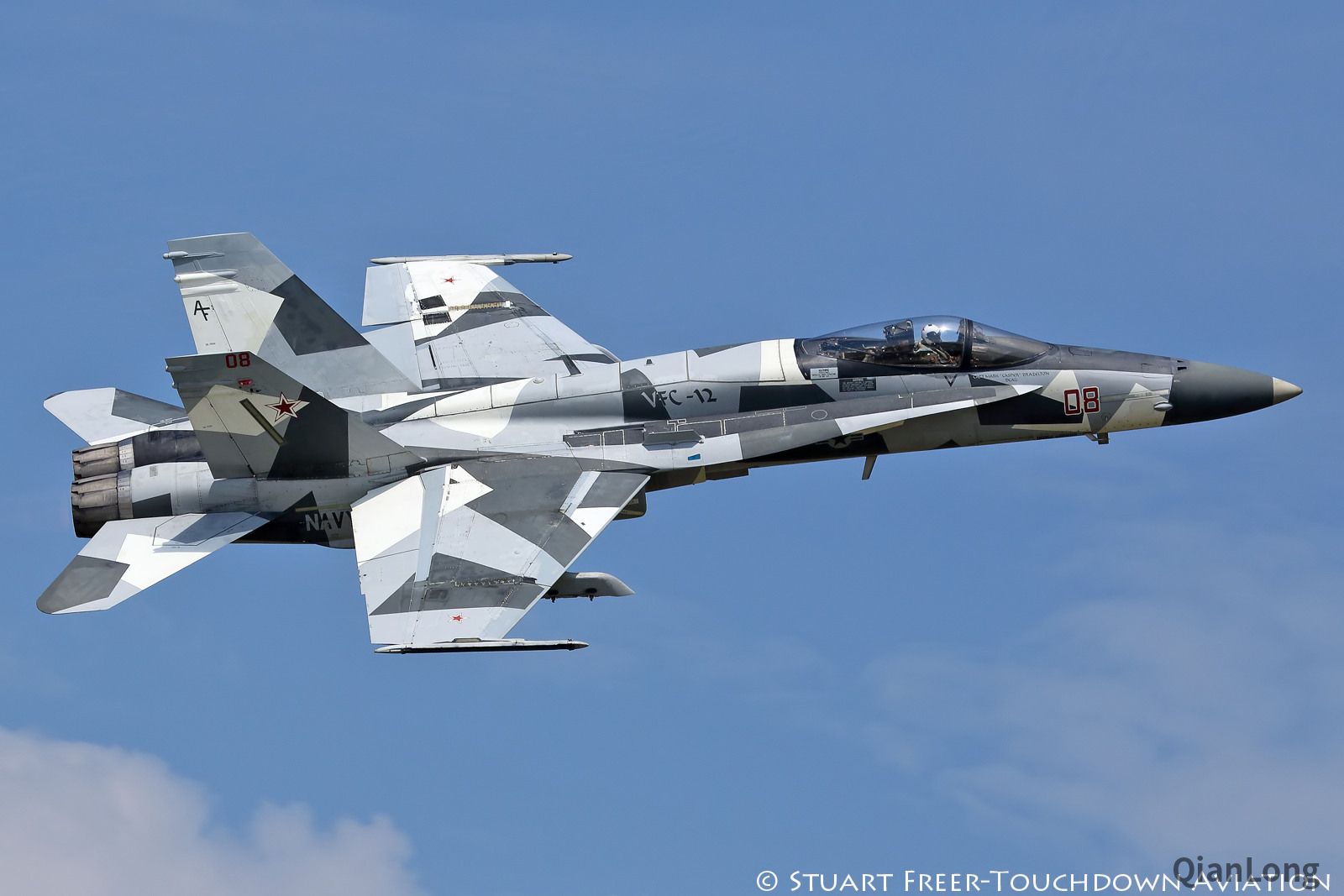 美军F\/A-18C战斗机的新涂装 一股足足的俄军范