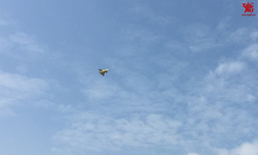 网友拍摄三架国产歼-20战机同时现身 试飞振奋