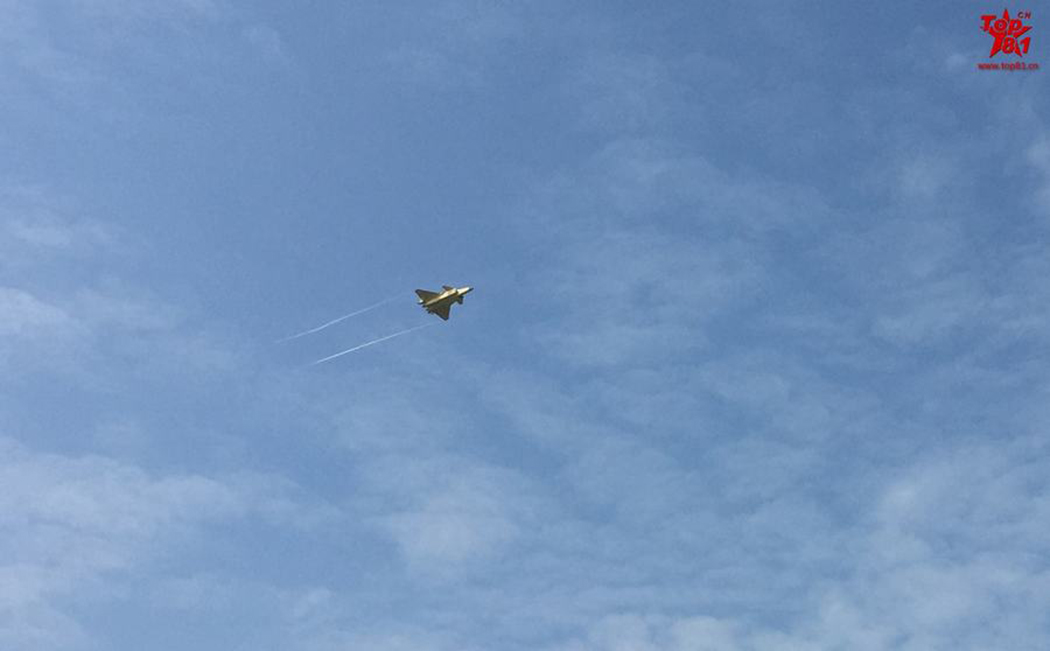 网友拍摄三架国产歼-20战机同时现身 试飞振奋