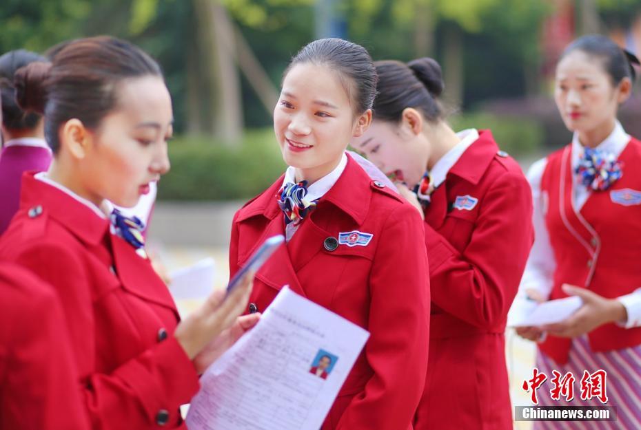 千名高颜值男女竞聘空乘 “人造美女”一律被拒