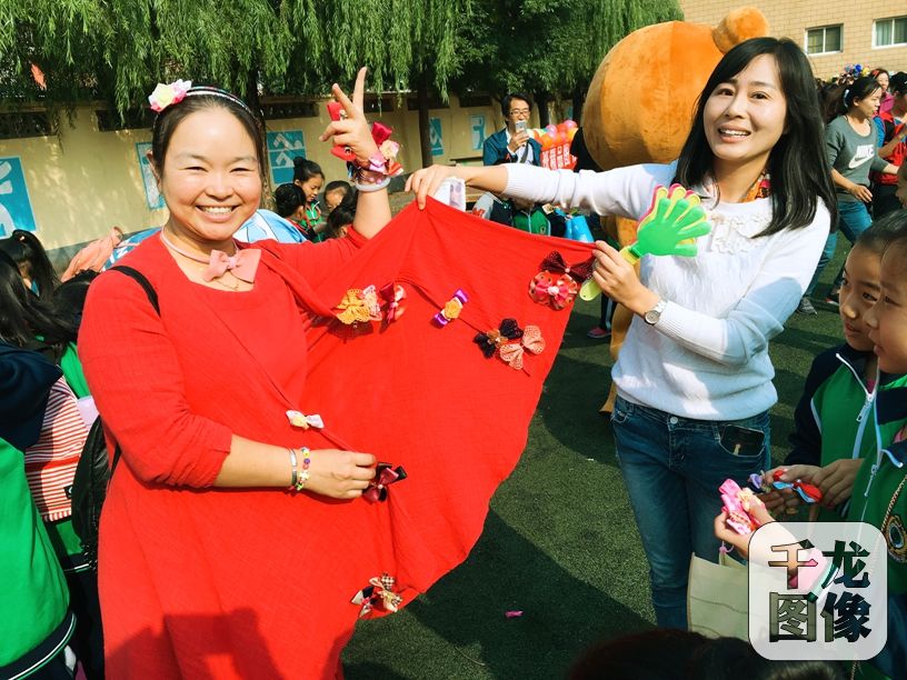 开学以来，北舞附小围绕着读书主题开展了丰富多彩的活动，如家长客座教师大讲堂推荐好书活动、与家长共读一本书、图书漂流、心理图书借阅推荐等活动，学校的每名同学和老师都积极地投入到读书活动中，本届读书节中，孩子们与老师、家长、伙伴一同徜徉在书的海洋，读书，可以让孩子们与历史上最伟大的人物交谈，可以与人类最优秀的思想对话。