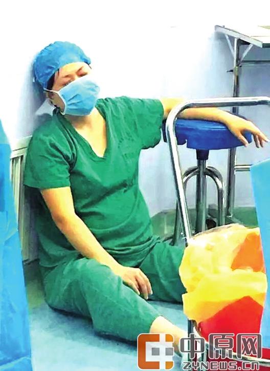 怀孕护士跪地托举抬头