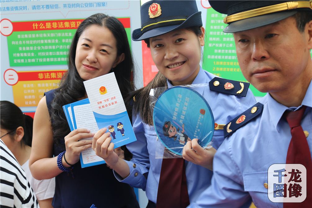 崇西社区现场宣传