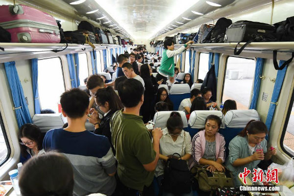 中国铁路迎来“十一”出行高峰