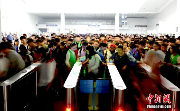 中国铁路迎来“十一”出行高峰