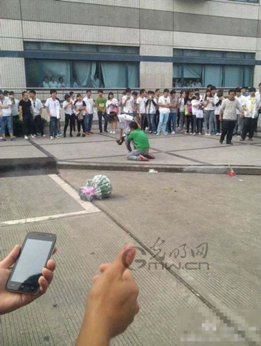 大学生表白失败当同学面跳楼 盘点震撼的表白现场