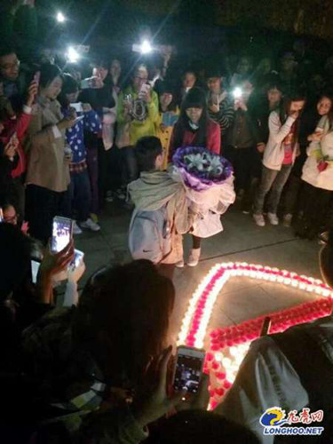 大学生表白失败当同学面跳楼 盘点震撼的表白现场