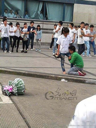 大学生表白失败当同学面跳楼 盘点震撼的表白现场