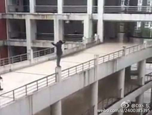 大学生表白失败当同学面跳楼 盘点震撼的表白现场大学生表白失败当同学面跳楼 盘点震撼的表白现场