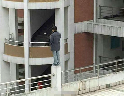 大学生表白失败当同学面跳楼 盘点震撼的表白现场