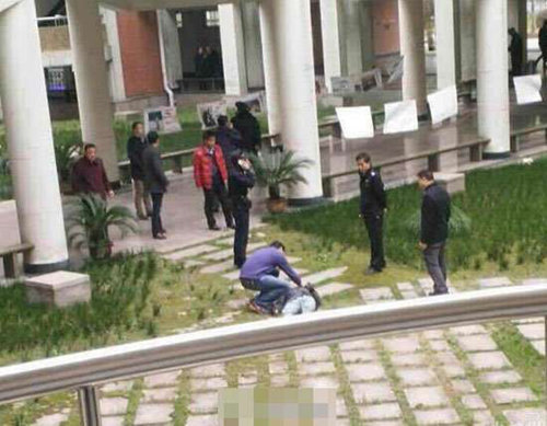 大学生表白失败当同学面跳楼 盘点震撼的表白现场