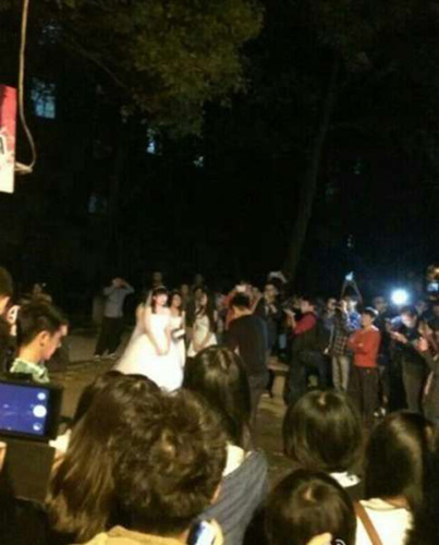 大学生表白失败当同学面跳楼 盘点震撼的表白现场