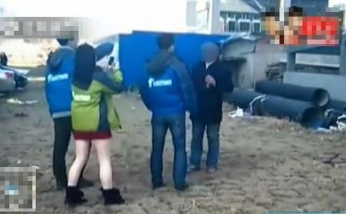 虐狗者铁棍打瞎小狗 狗获救时喝水染红水碗