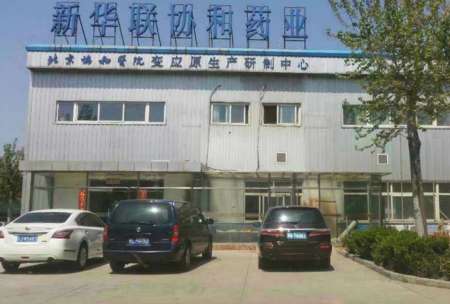 图为网传该制药厂内的吊猫一幕。