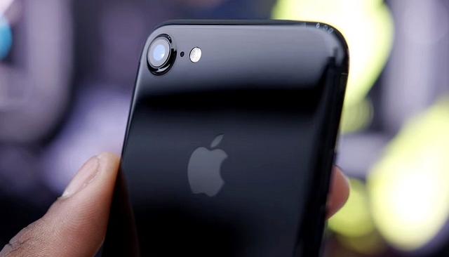 iPhone 7为何推出亮黑色并改变接口？这都是在给iPhone 8铺路