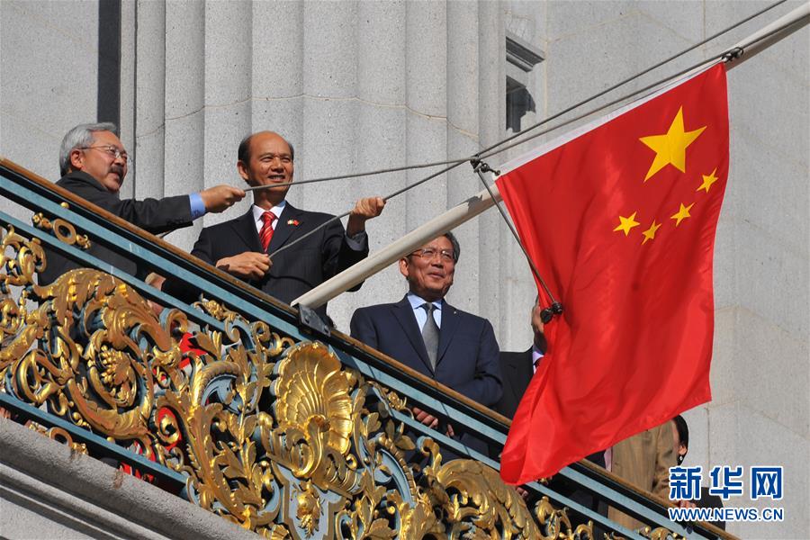 （XHDW）（1）旧金山市政府升五星红旗庆中国国庆