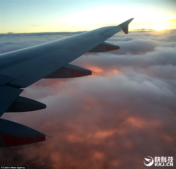 奇观！女乘客坐飞机拍到罕见异像：天空如一片火海