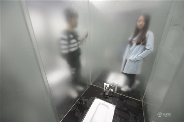 国内首个男、女全透明公厕开放：画面酸爽