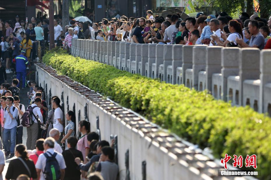 大批游客涌入南京夫子庙景区