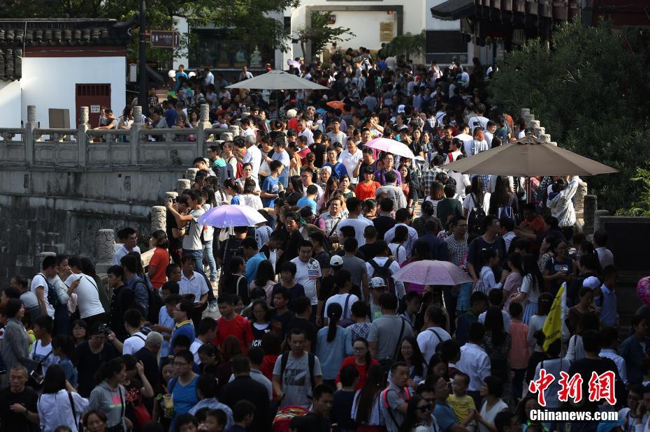 南京夫子庙景区迎客流“挤爆”文德桥